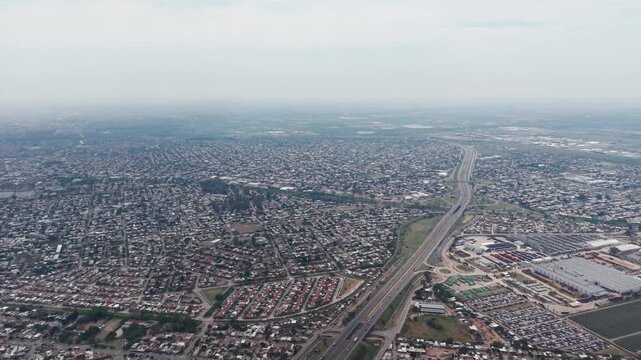 Vista a&eacute;rea con dron de la ciudad de C&oacute;rdoba, Argentina, en un d&iacute;a nublado, panor&aacute;mica urbana en altura