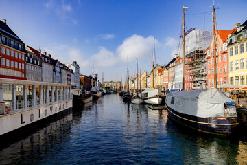 Colorful harbor buildings and boats in Nyhavn, Copenhagen, Denmark. © 2xwilfinger