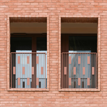 Fassade eines modernen Apartmenthauses mit Balkon in Danzig, Gdansk in Polen