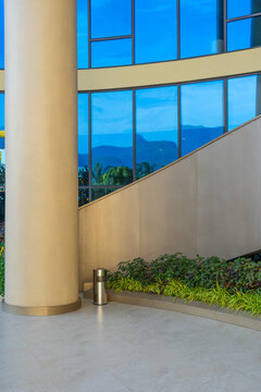 Contemporary Architectural Design Highlighting Elegant Curved Lines and Vibrant Natural Light in a Modern Indoor Environment