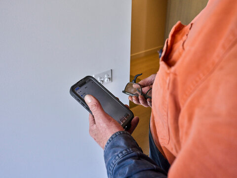 Aircon Technician servicing system using software on iPhone