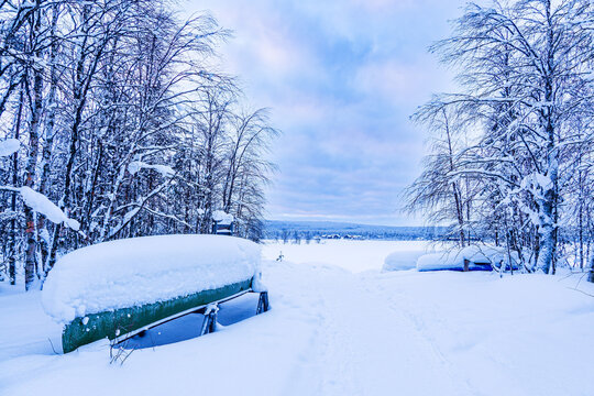 Landschaft im Winter mit See und Booten in &Auml;k&auml;slompolo, Finnland
