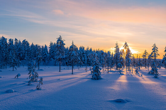 Landschaft im Winter mit Sonnenuntergang und Wald in &Auml;k&auml;slompolo, Finnland
