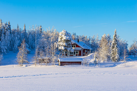 Landschaft im Winter am See in &Auml;k&auml;slompolo, Finnland