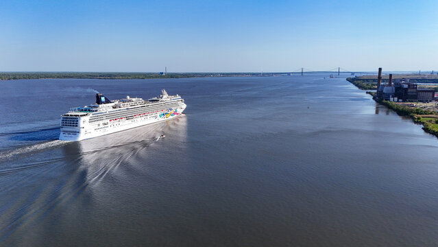 Norwegian Jewel Cruise Ship Departing Philadelphia on the Delaware River