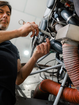 Mechanic assembling engine