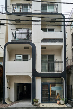 Unique Building Design in an Urban Setting With Curved Lines