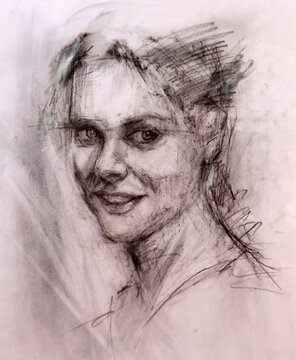 Ritratto espressivo a carboncino di giovane donna sorridente con capelli raccolti, schizzo artistico dinamico con tratteggio incrociato e sfumature intense, disegno del volto femminile