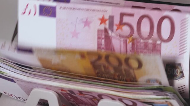 Machine &agrave; compter l&rsquo;argent en euros, traitant automatiquement un m&eacute;lange de plusieurs billets lors d&rsquo;une op&eacute;ration de comptage.