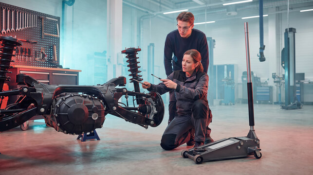 Electric vehicle lab lesson on rear drive unit components