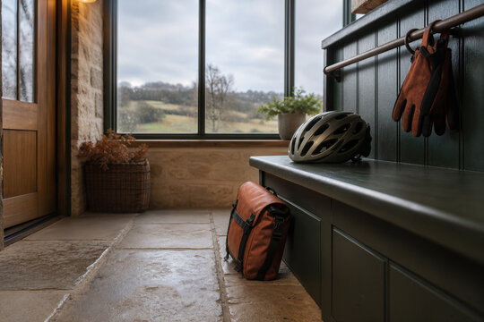 Vestiaire d&rsquo;auberge cycliste avec gants en train de s&eacute;cher