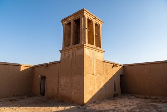 Passive cooling tower above an earthen courtyard