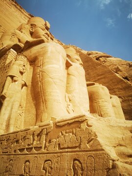 Abu Simbel Tempel mit monumentalen Statuen unter blauem Himmel in &Auml;gypten