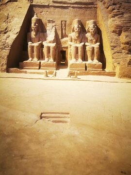 Abu Simbel Tempel mit monumentalen Statuen in &Auml;gypten