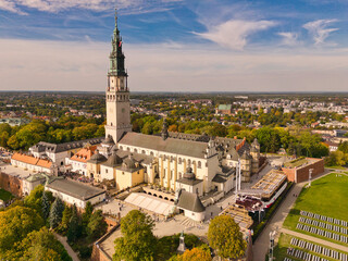 Widok z drona na klasztor Jasna Góra i miasto Częstochowa w Polsce. Jasna Góra jest jednym z najważniejszych miejsc pielgrzymkowych i religijnych w Polsce. © BMC