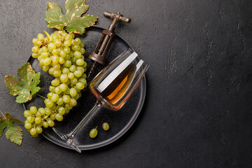 Naklejka premium Wine tasting tray with grapes and vintage corkscrew