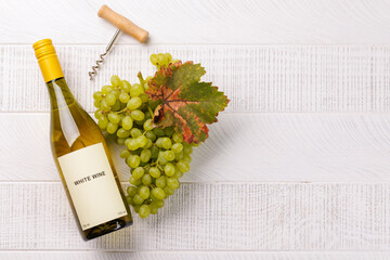 Fototapeta premium White wine still life with ripe grapes and vine leaves