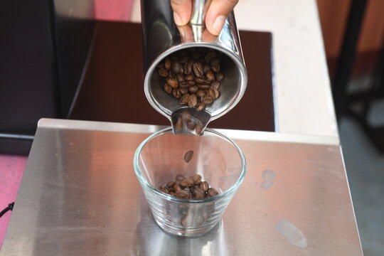 digital switcher weighing the exact coffee quantity for tasting
