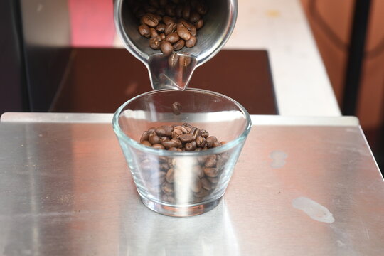 digital switcher weighing the exact coffee quantity for tasting
