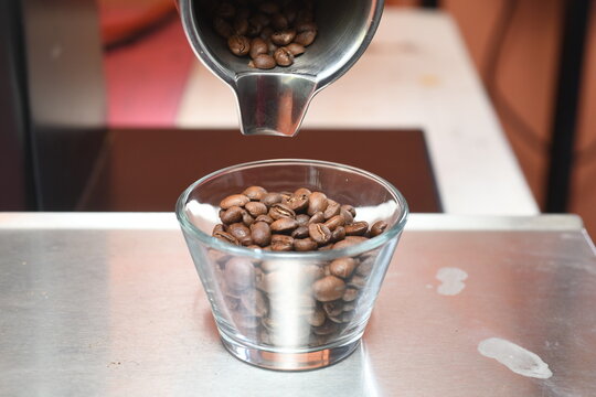 digital switcher weighing the exact coffee quantity for tasting

