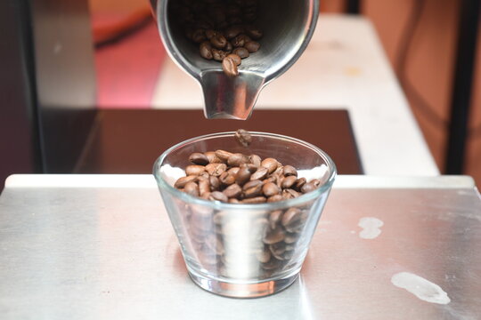digital switcher weighing the exact coffee quantity for tasting
