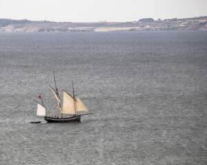 Un voilier trois mats navigue en Bretagne Finistère France © feuerpferd1111