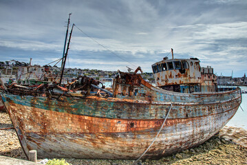 Bateau échoué dans un cimetière marin à Camaret sur mer © feuerpferd1111