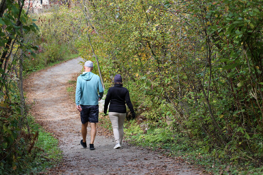 couple dans une for&ecirc;t en automne, Qu&eacute;bec, Canada.