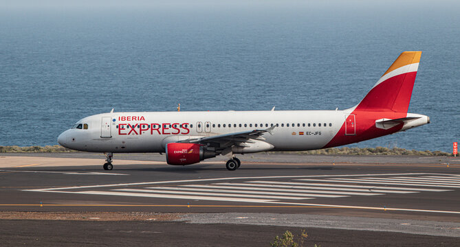 La Palma, Islas Canarias, Espa&ntilde;a. 27 de Enero 2024. Vista lateral de un avi&oacute;n Airbus A320 de la compa&ntilde;&iacute;a Iberia Express rodando por la pista del Aeropuerto de La Palma junto al mar Atl&aacute;ntico