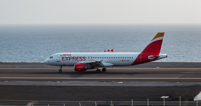 La Palma, Islas Canarias, Espa&ntilde;a. 27 de Enero 2024. Vista de perfil de un avi&oacute;n Airbus A320 de la compa&ntilde;&iacute;a Iberia Express desplaz&aacute;ndose por la pista de despegue y aterrizaje del Aeropuerto de La Palma