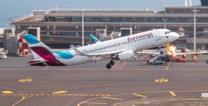 La Palma, Islas Canarias, Espa&ntilde;a. 27 de Enero 2024.  Avi&oacute;n de Eurowings despegando con la terminal del Aeropuerto de La Palma al fondo.