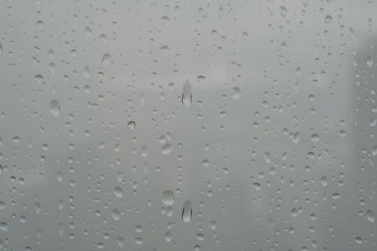 大雨の日の窓ガラス