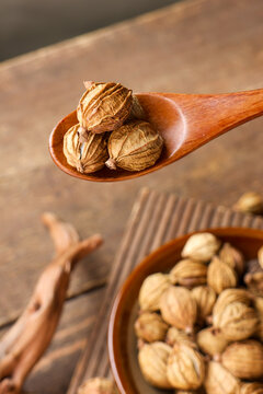 Fructus amomi or Amomum villosum&zwnj; is a traditional Chinese spice used for cooking and seasoning.