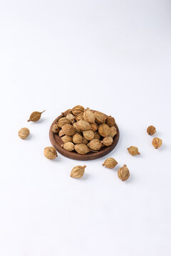 Fructus amomi or Amomum villosum&zwnj; is a traditional Chinese spice used for cooking and seasoning.