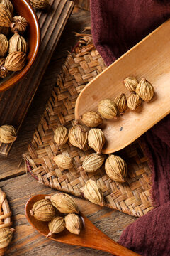 Fructus amomi or Amomum villosum&zwnj; is a traditional Chinese spice used for cooking and seasoning.