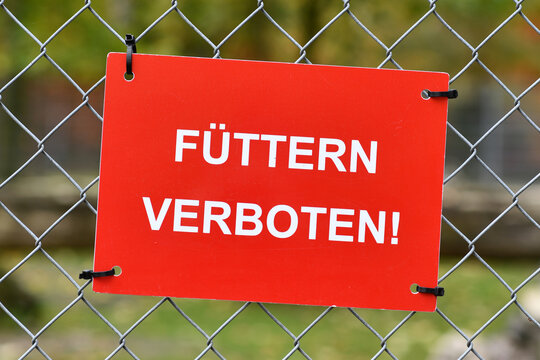 German &ldquo;Do not feed&rdquo; sign at zoo or animal enclosure, warning for visitors and wildlife protection