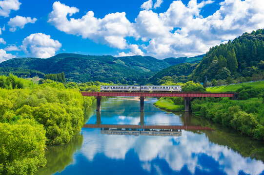 川内川を渡るキハ47形気動車
