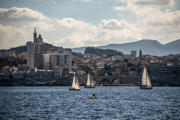Voiliers naviguant au large de Marseille © PPJ