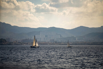 Voiliers naviguant au large de Marseille © PPJ