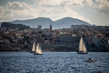 Voiliers naviguant au large de Marseille © PPJ