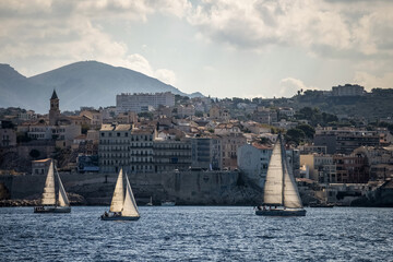 Voiliers naviguant au large de Marseille © PPJ