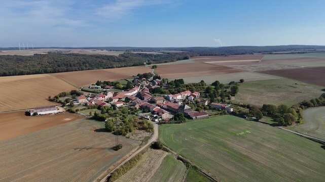 vue a&eacute;rienne panoramique du village de Jopp&eacute;court en Meurthe-et-Moselle. Cette petite commune rurale et agricole est entour&eacute;e de champs cultiv&eacute;s et de for&ecirc;ts. France octobre 2026