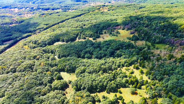 高原の風景ドローン空撮。自然、環境、展望、SDGs、エコロジー、森林、山林、山地、山岳、登山