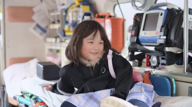 救急車のストレッチャーで寝転がる女の子（はたらくくるま・乗車体験・防災イベント）