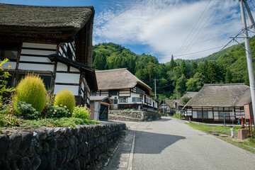 日本の茅葺き屋根の古民家の伝統的な集落の風景-福島県南会津町　前沢曲家集落   © KATO Japan Trip