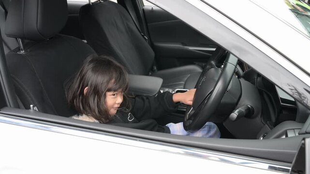 警察官の帽子を被りパトカーの運転席に乗る女の子（はたらくくるま・乗車体験）