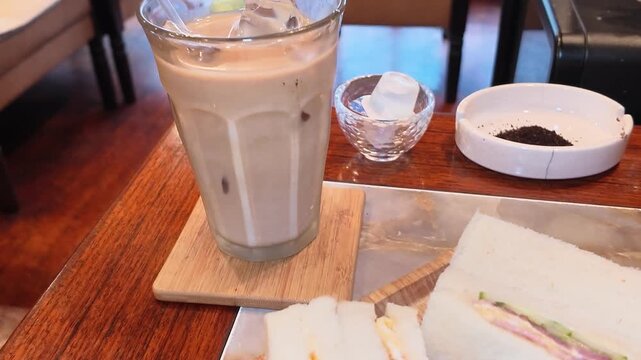 喫茶店のサンドイッチとアイスカフェオレ ミックスサンドの盛り合わせ 4K実写