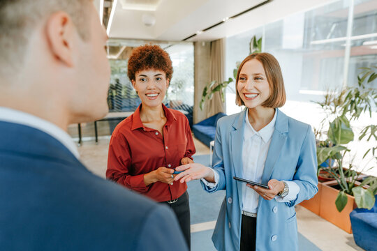A businesswoman and a man discuss business at the office