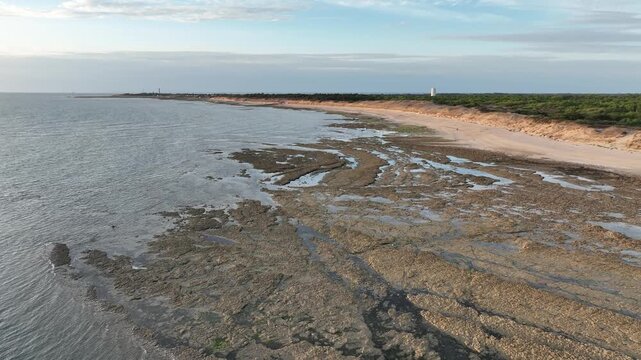 Vue a&eacute;rienne d'une plage &agrave; mar&eacute;e basse sur l'&iuml;le-de-R&eacute;, vacances nature et paysages de mer sur le littoral