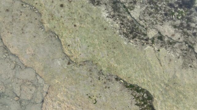 Vue a&eacute;rienne d'un r&eacute;cif majestueux et graphique pour illustration nature sauvage paysage de mer et rochers